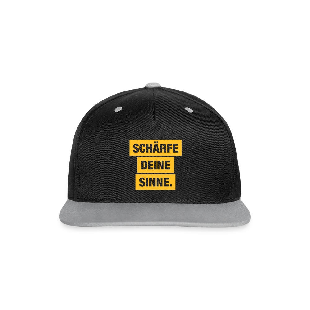 SENFWERK Snapback Cap: "SCHÄRFE DEINE SINNE." - Schwarz/Grau